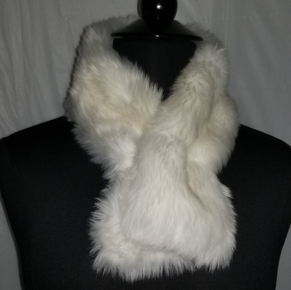 D&Y Accessories - D & Y white faux fur scarf with snap